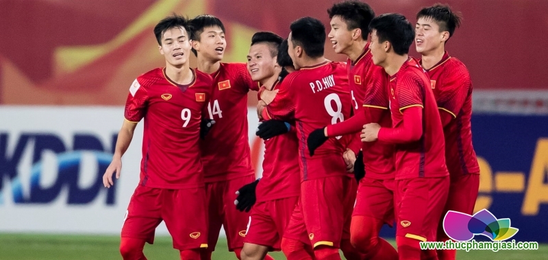 Chế độ ăn uống của các cầu thủ như thế nào khi suốt 2h thi đấu?