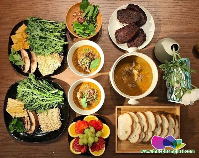 Vừa giỏi vừa khéo, cô vợ dược sĩ định cư tại Canada khiến chị em trầm trồ với mâm cơm Việt Nam đẹp xuất sắc